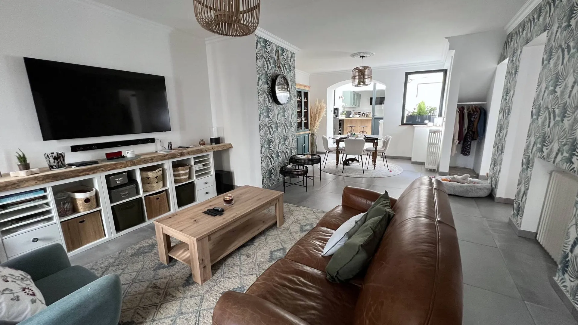 Charmante maison de ville 147m², 3 chambres, cour intérieure, cave voûtée et belles prestations, à proximité immédiate des commerces et services du centre de Eu 76260.