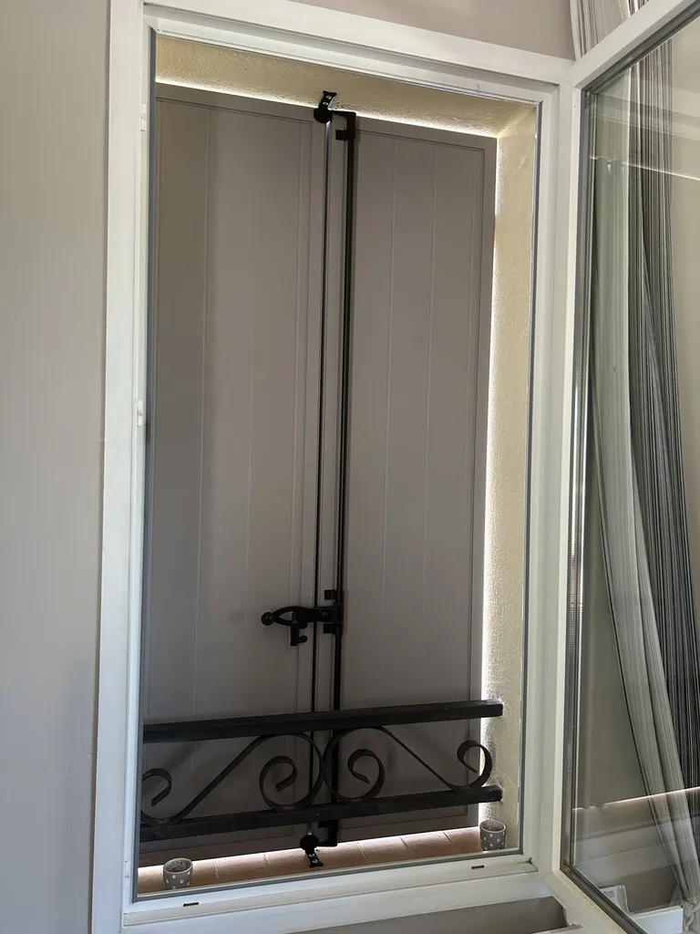 Installation de volets battants en aluminium dans le Luberon