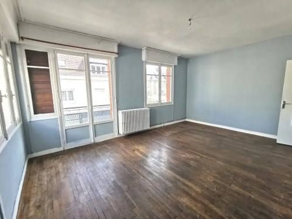 A acheter immeuble de 400m² avec courette et cave complète sur la commune d' Elbeuf 76500