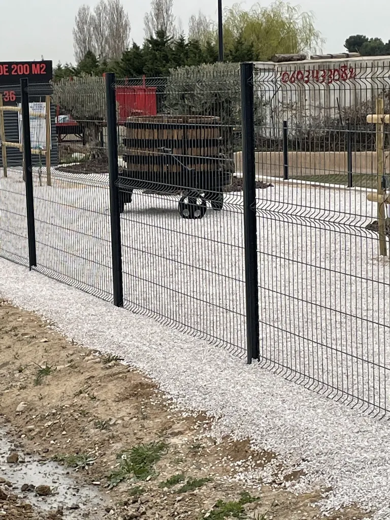 Fermeture et aménagement extérieur pour des locaux commerciaux à Gignac La Nerthe