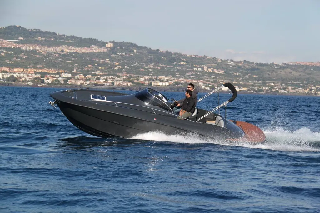 Vedette habitable sportive à louer pour le week-end àprès de Toulon