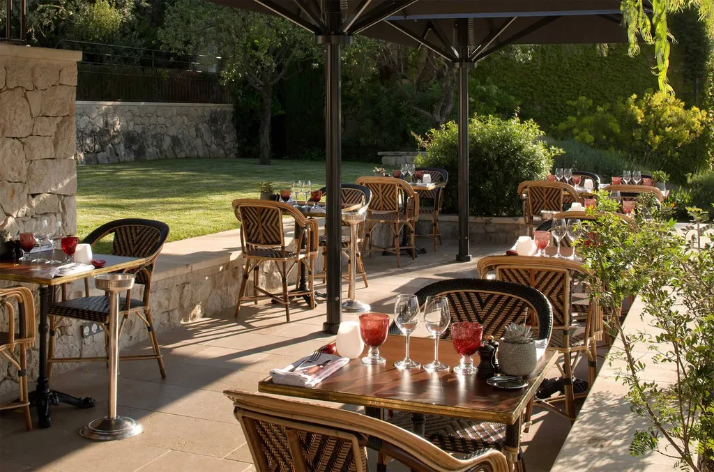 Dallage extérieur du Restaurant de L'Hôtel Du Mas De Pierre