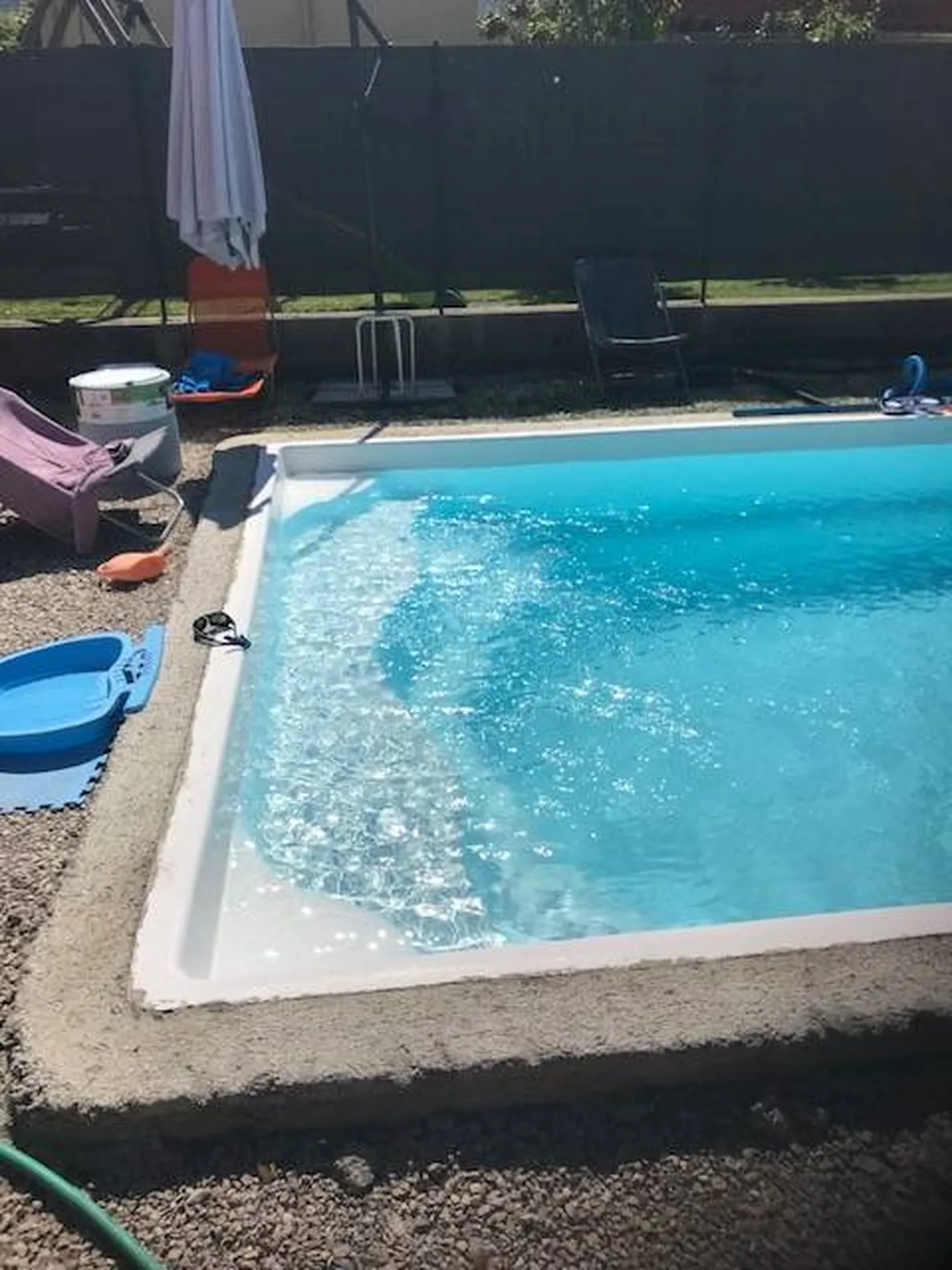 Installation d'une piscine coque fond plat Manhattan à Châteauneuf les Martigues
