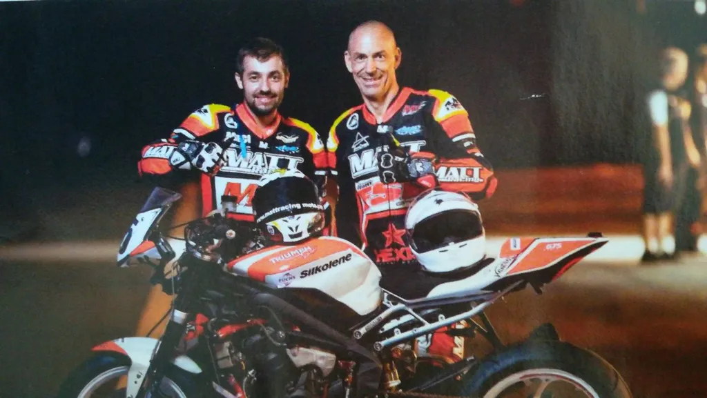 Préparation de moto de course la garde MV performance