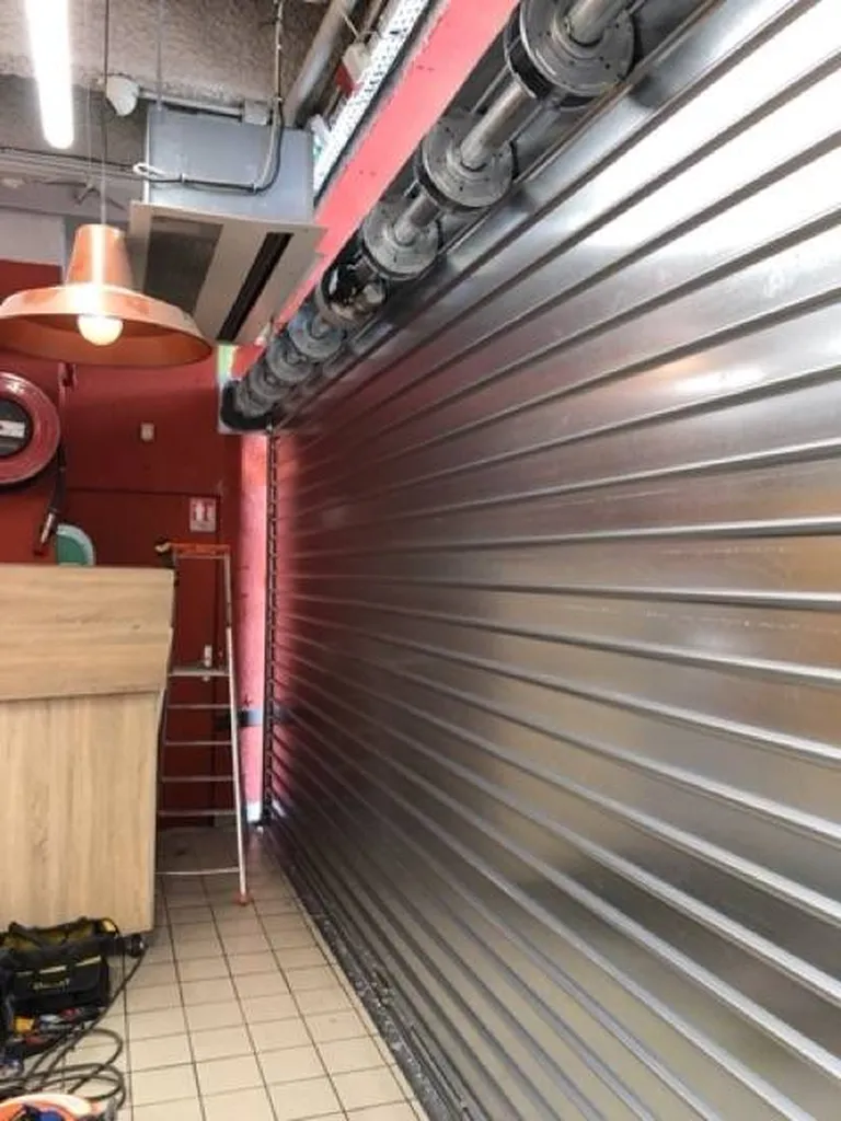 Fourniture et pose d'un rideau métallique motorisé à Aix en Provence