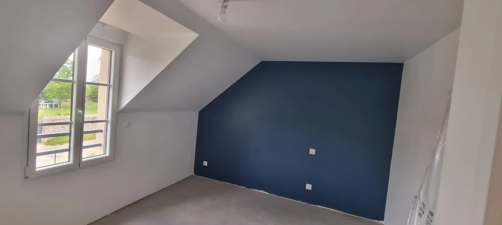 Chantier de peinture finition blanche veloutée au pistolet dans une maison avec quelques murs de couleur, peinture de sol, lasure teintée et vitrificateur dans l'Ouest Parisien(95).