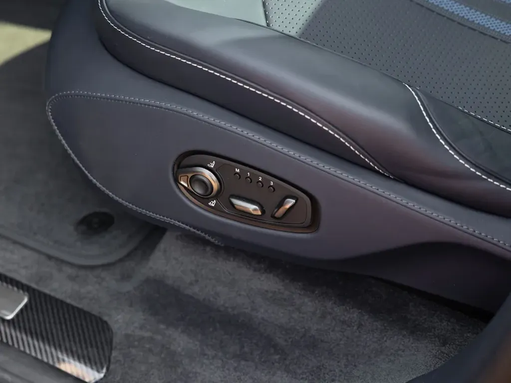Réglages sièges électriques Aston Martin DBX707 confort premium Bordeaux