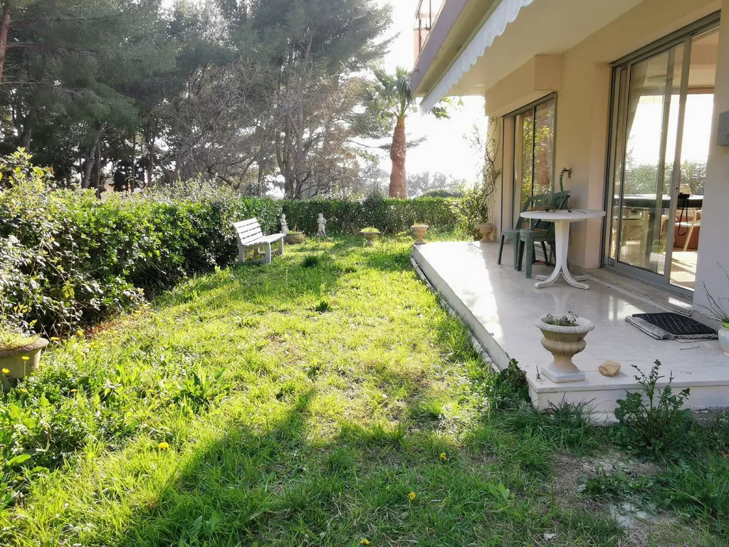 Appartement T3 Cassis en rez-de-jardin dans résidence de standing avec garage, parking et échappée sur mer. 