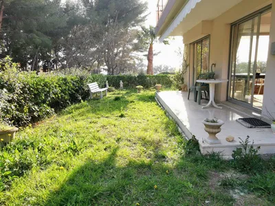 Appartement T3 Cassis en rez-de-jardin dans résidence de standing avec garage, parking et échappée sur mer. 