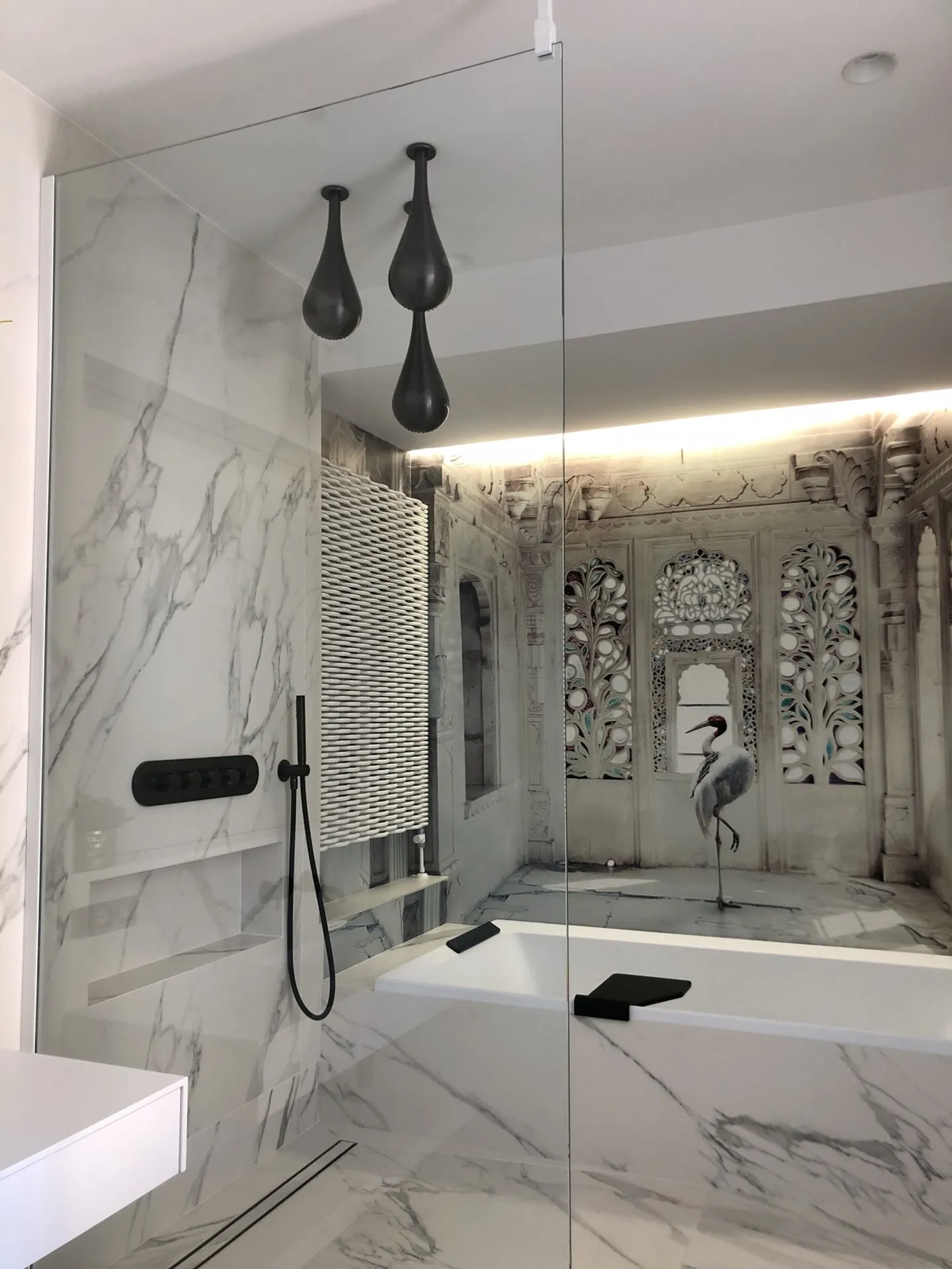 conception et réalisation d’une salle de  bain clé en main haut de gamme avec décor tapisserie , marbre et baignoire balnéothérapie 