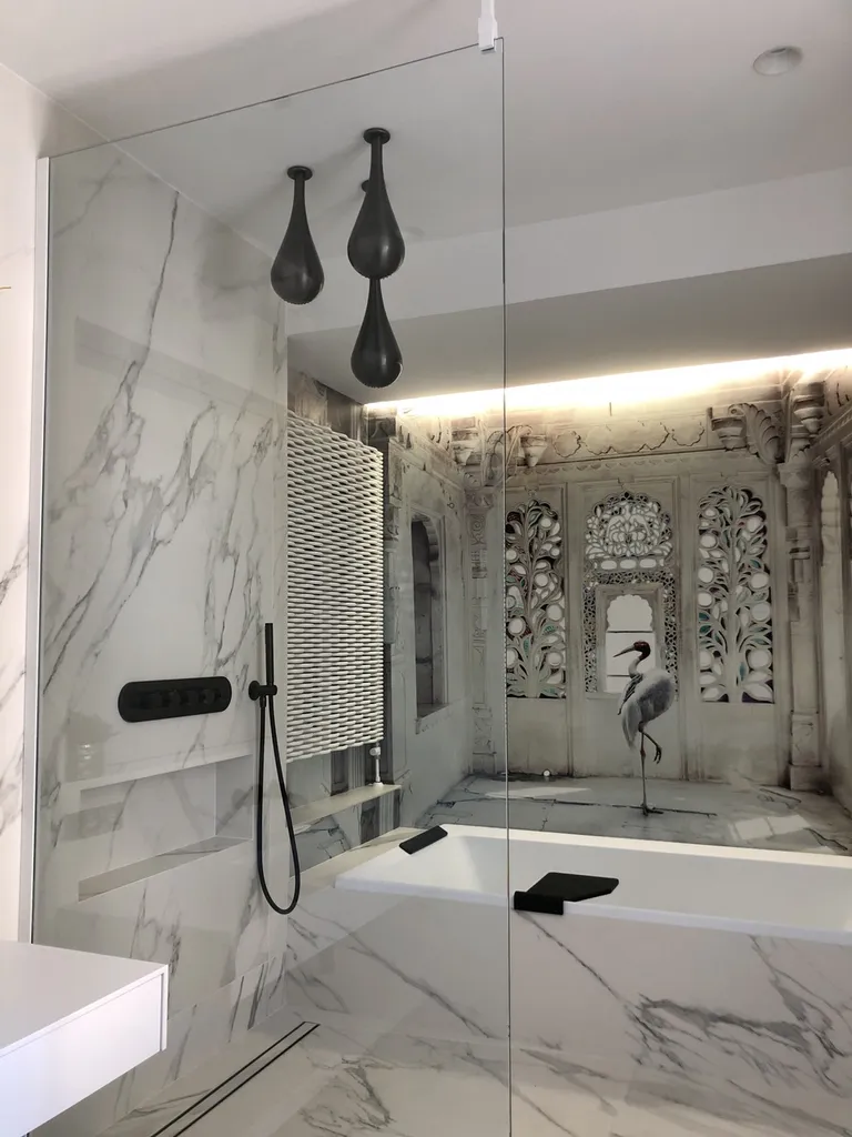 conception et réalisation d’une salle de  bain clé en main haut de gamme avec décor tapisserie , marbre et baignoire balnéothérapie 