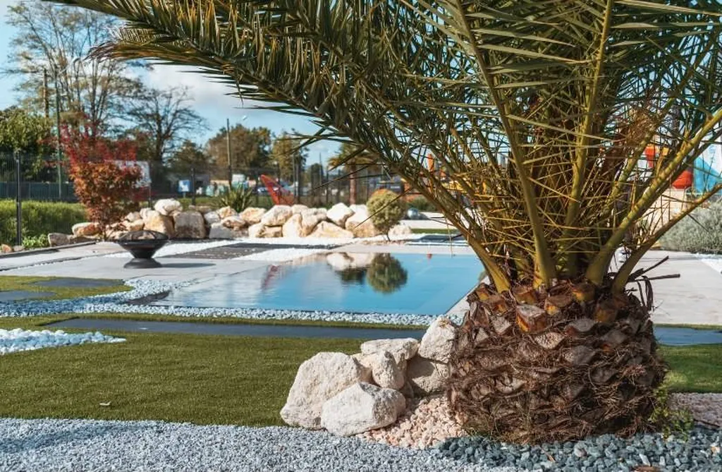 Showroom extérieur AQUA 33 avec piscine miroir à ambarès et Lagrave près de Bordeaux