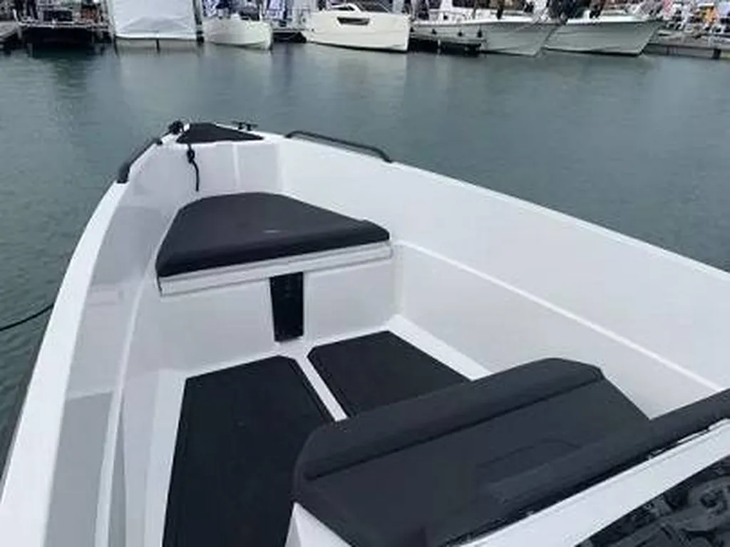 Vend Iron 767 neuf bateau à moteur sportif et maniable 8 personnes à Bandol