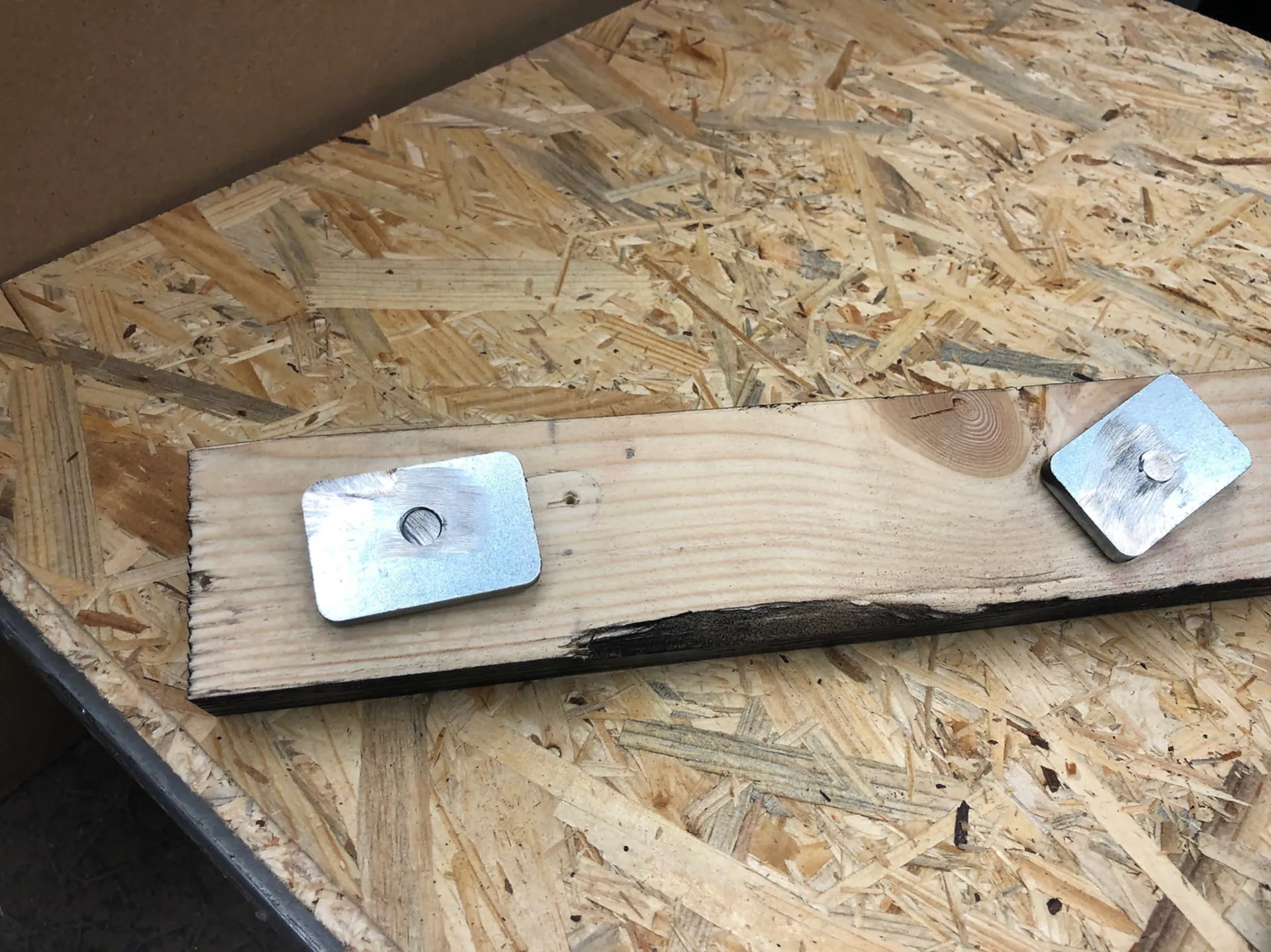 SUPPORT A FIXER SUR PODIUM POUR POSE RAMPE