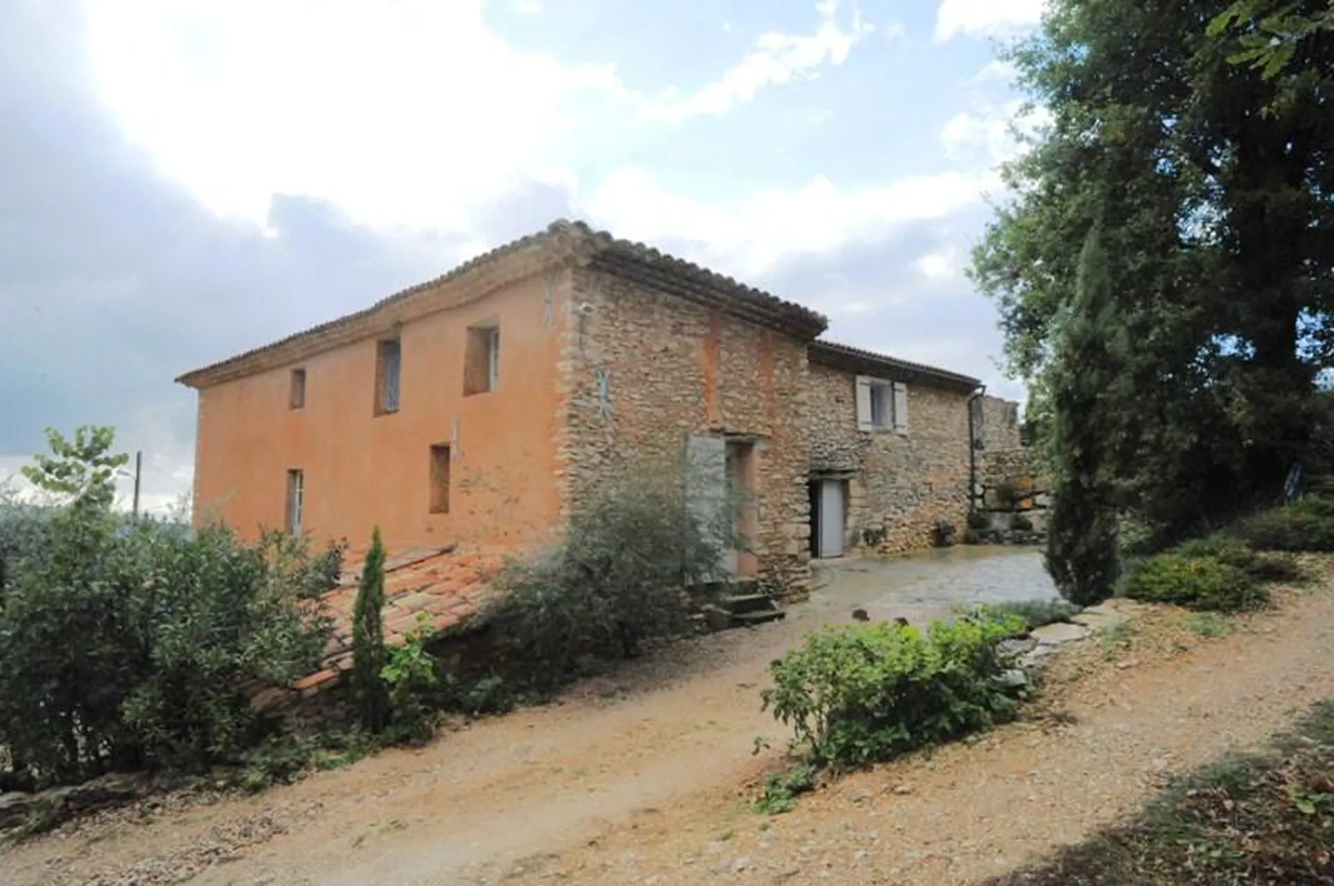 Proche Mont Ventoux , maison de Maître avec piscine au coeur d'un hameau.