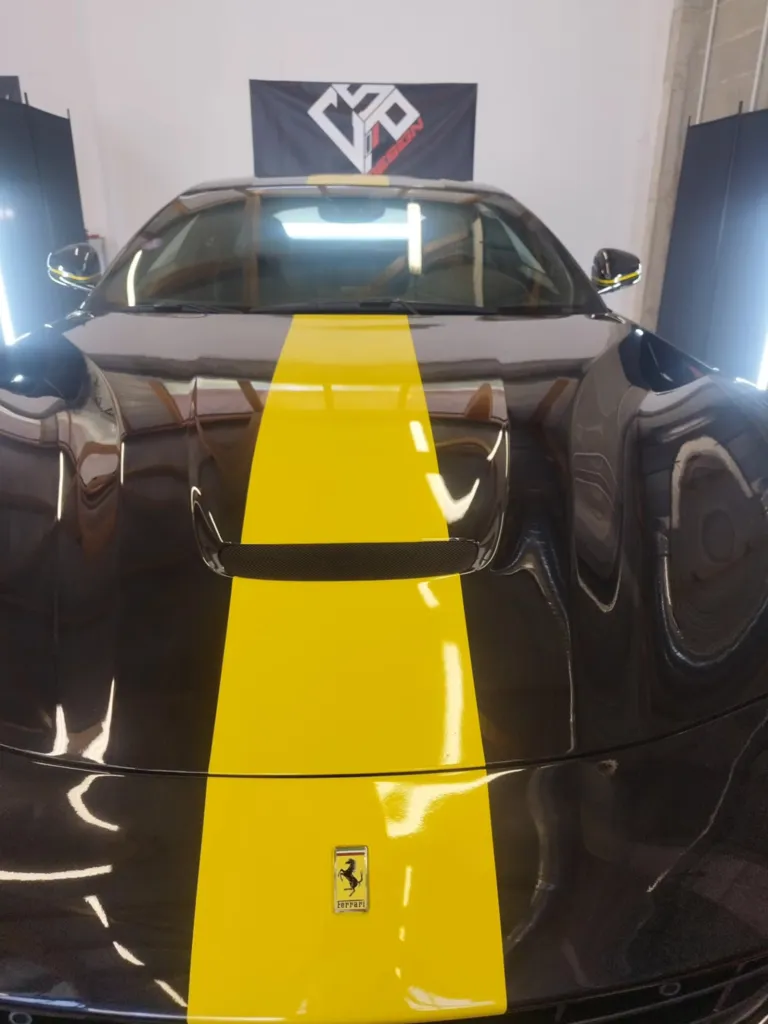 Confection et pose de bandes et liserets de covering Avery gloss yellow sur Ferrari F12 à Clermont-Ferrand