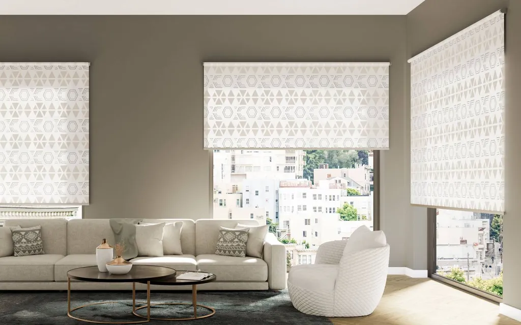 Installation de store enrouleur pour baie minimaliste de grande dimension