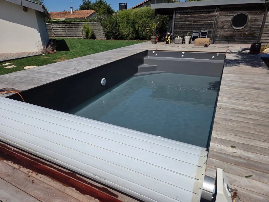 Comment sécuriser une piscine à Bordeaux ? installation de volet roulant automatique ou bâche à barres vers Gradignan