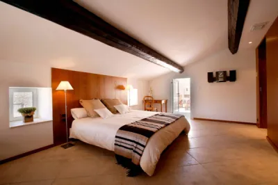 Dallage en pierre naturelle de Dordogne pour sol intérieur, terrasse et plage de piscine en extérieur.