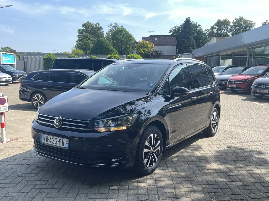 Volkswagen Touran importé d’Allemagne par Asphalte Diffusion avec historique complet et garantie Volkswagen