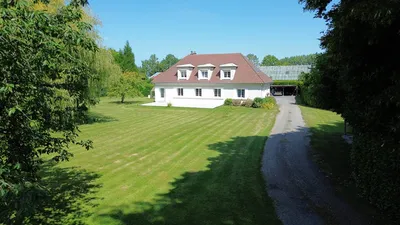 À vendre : Propriété de 235 m² proche Neufchâtel-en-Bray : Maison principale 178 m² rénovée (2012), seconde maison 57 m² louée, terrain 5 600 m², forte capacité d’accueil.