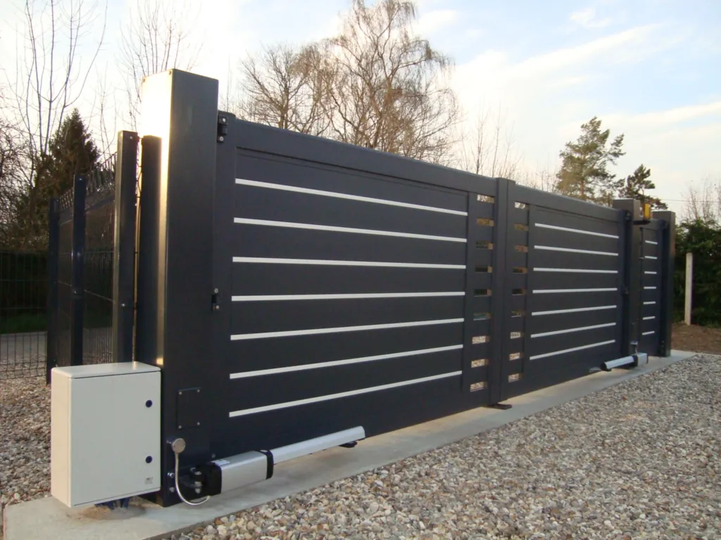 Motorisation de portail contemporain en aluminium
