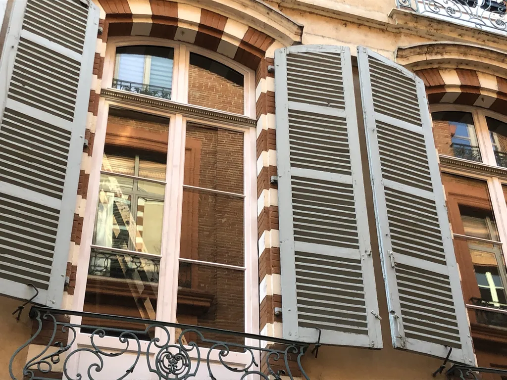 Fabrication et pose de menuiseries en bois sur mesure dans le secteur classé de Toulouse et alentours