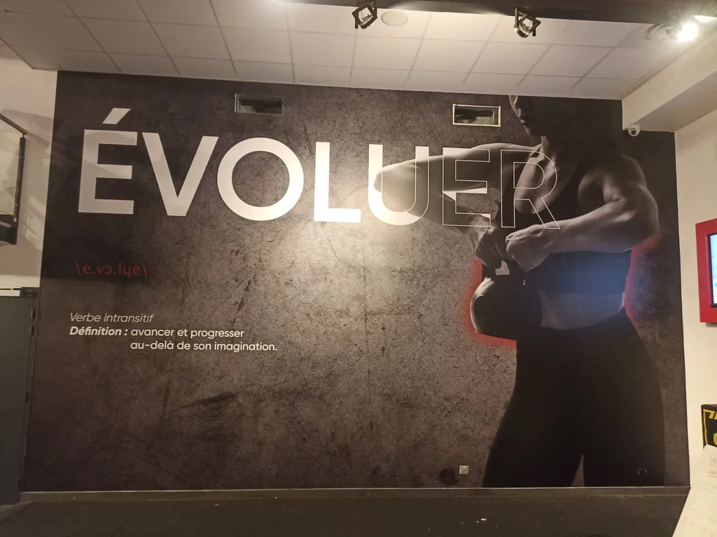 Habillage mural grand format et papiers peints personnalisés pour salle de sport à Marseille (13) avec signalétique intérieure motivante, visuels immersifs et décoration murale professionnelle