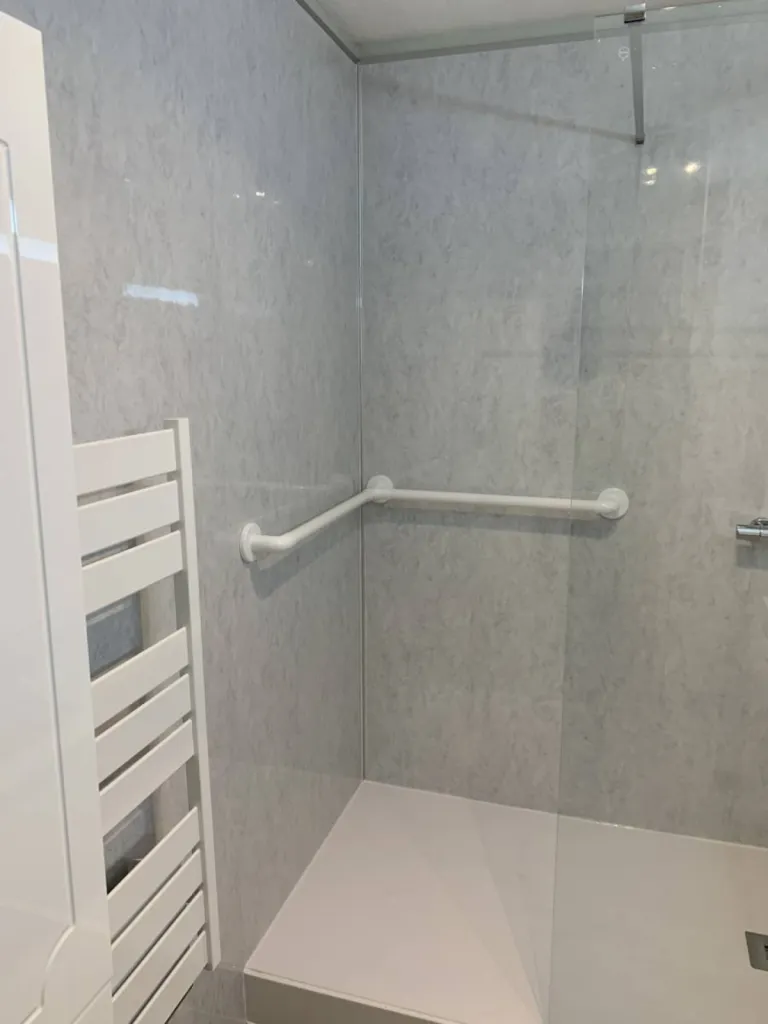 Les Avantages de l'Installation des Douches pour Personnes Âgées Kinedo.