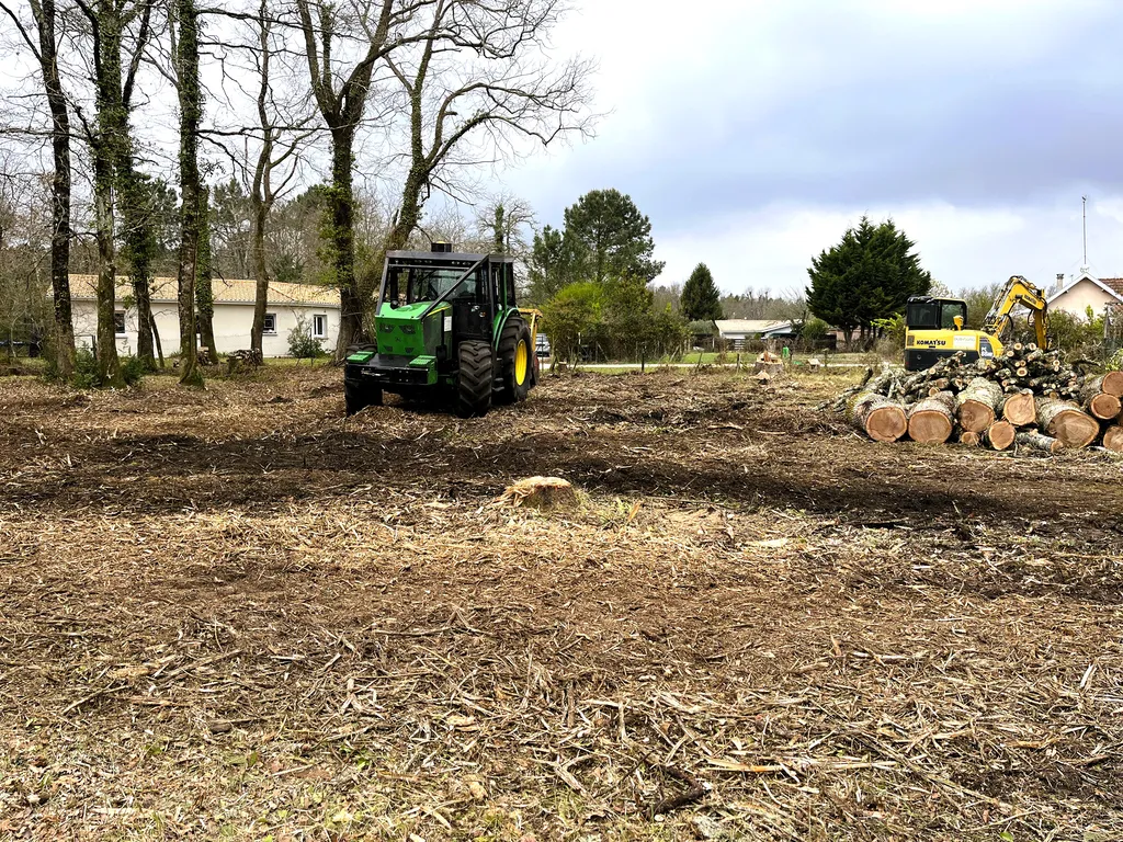 Appelez un terrassier pour nettoyer votre terrain sur Vensac.
