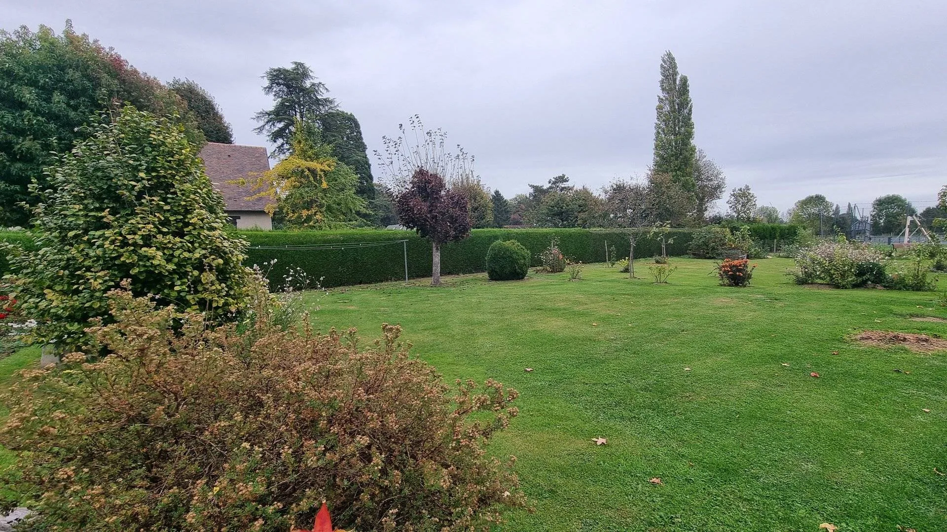 À deux pas des commerces, cette maison rénovée de 118 m² avec sous-sol complet et grand jardin de 1 500 m² allie confort et tranquillité. A 13 min de A28 et 25 min de Dieppe 76200