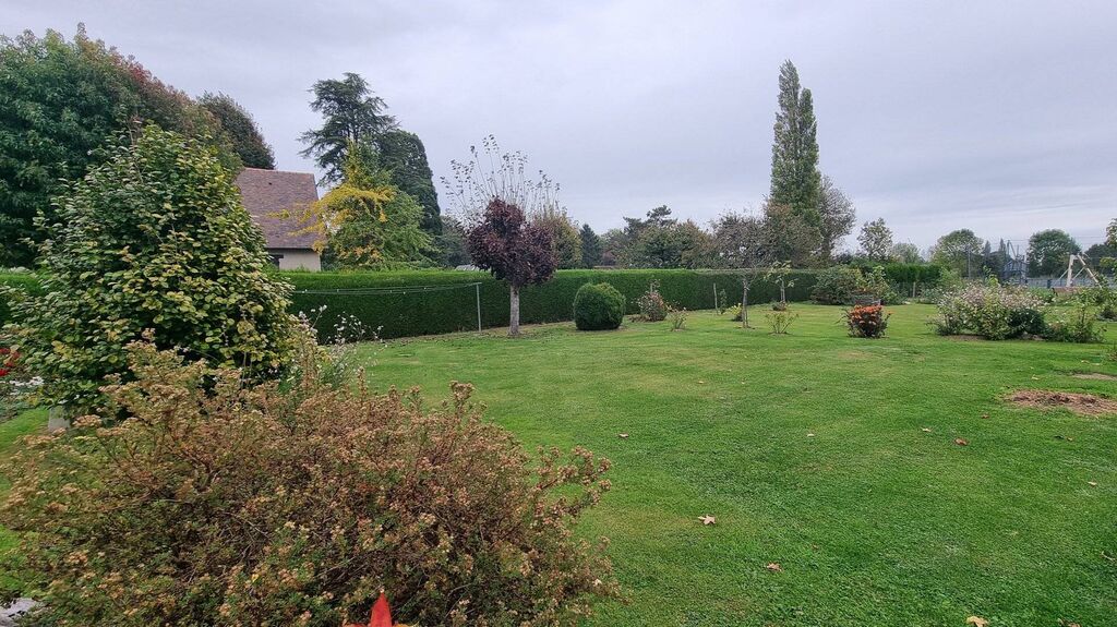 À deux pas des commerces, cette maison rénovée de 118 m² avec sous-sol complet et grand jardin de 1 500 m² allie confort et tranquillité. A 13 min de A28 et 25 min de Dieppe 76200