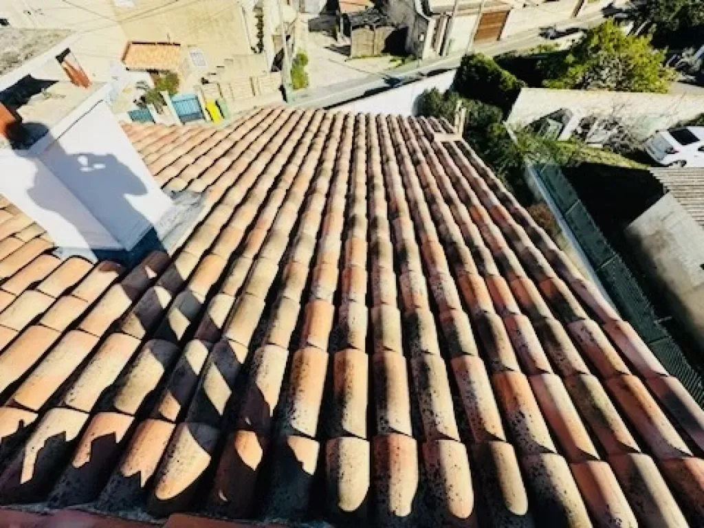Intervention de couvreur pour un nettoyage de tuiles de toiture de maison près de Aix en Provence 