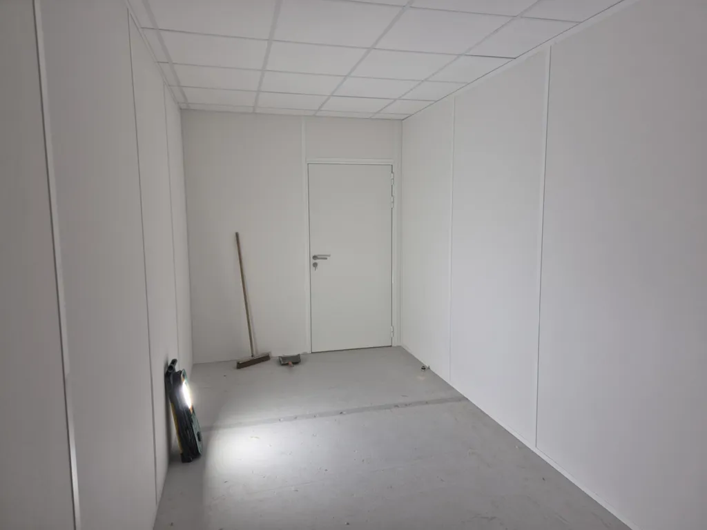 Réalisation complète de cloisons fixes pour créer des bureaux individuels dans une nouvelle entreprise à Dardilly près de Lyon