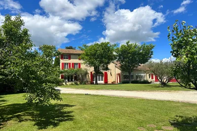 Velleron - Authentique Mas historique de 1850, en campagne avec annexes et piscine, proche de toutes commodités.