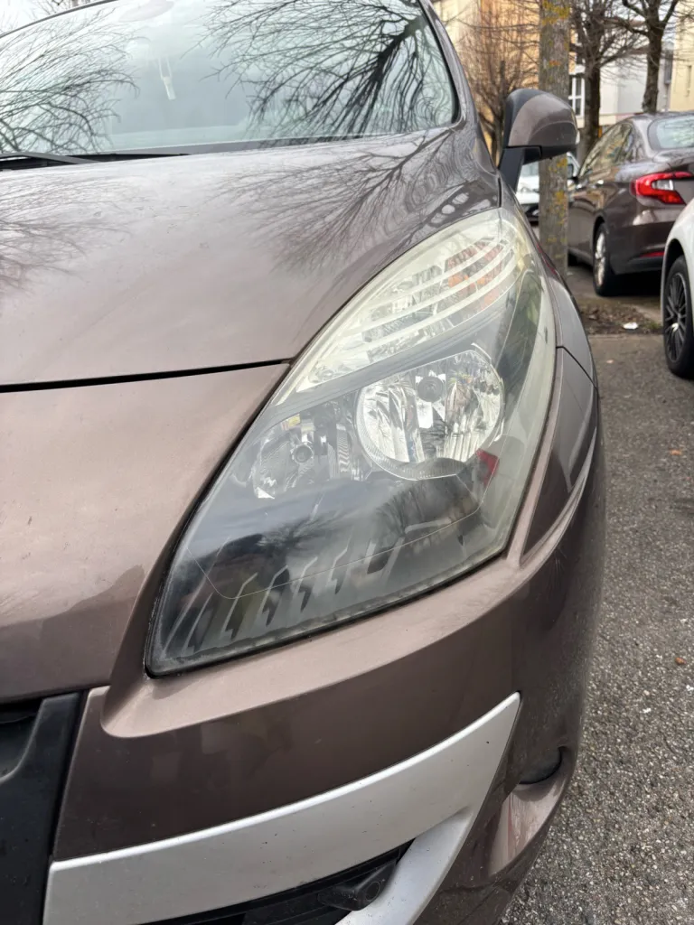 Rénovation esthétique automobile à Saint-Étienne : remise à neuf des optiques de phares par polissage et finition de précision.