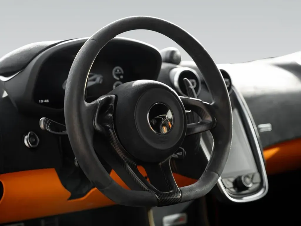 Volant sport en carbone et alcantara de la McLaren 570S.