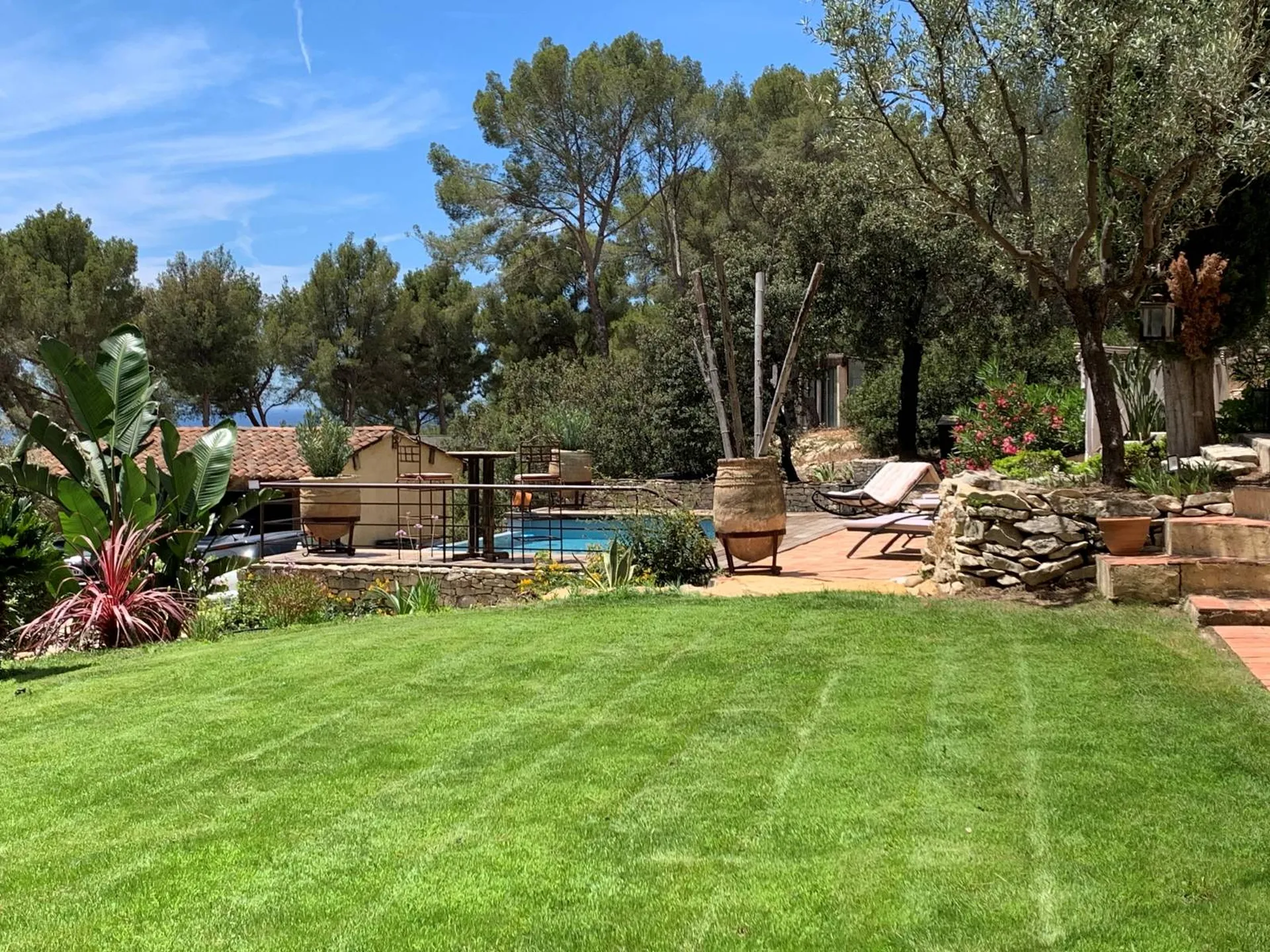 A vendre maison individuelle Cassis  dans un cadre verdoyant avec piscine et panorama exceptionnel
