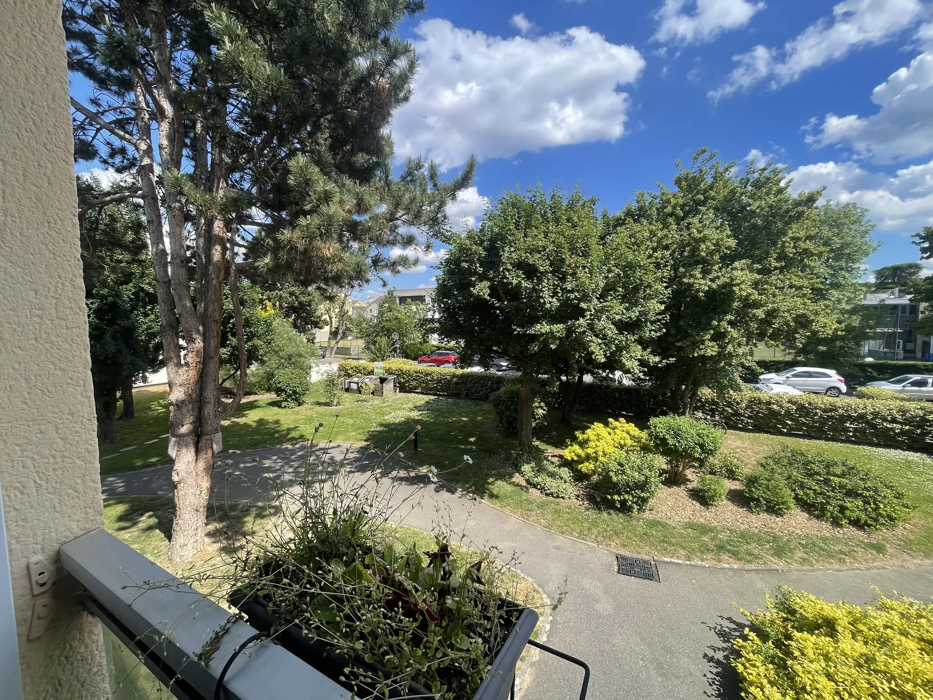 A vendre Croissy bel appartement rénové 3 chambres avec balcon et box à deux pas de la British school