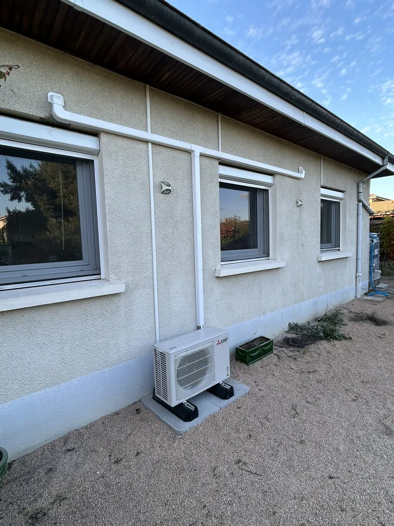 Installation de l’unité extérieure de climatisation sur façade après travaux à Belleville-en-Beaujolais