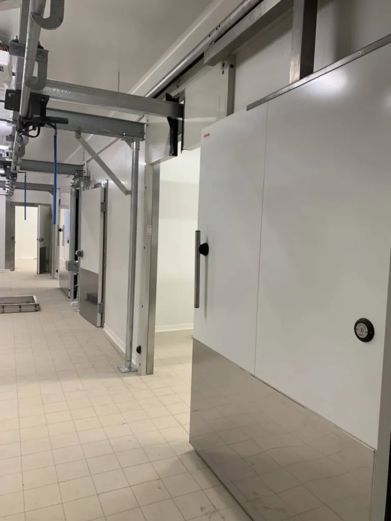 AP3M réalise ce Laboratoire de découpe en panneaux isothermes ( sandwich ).  