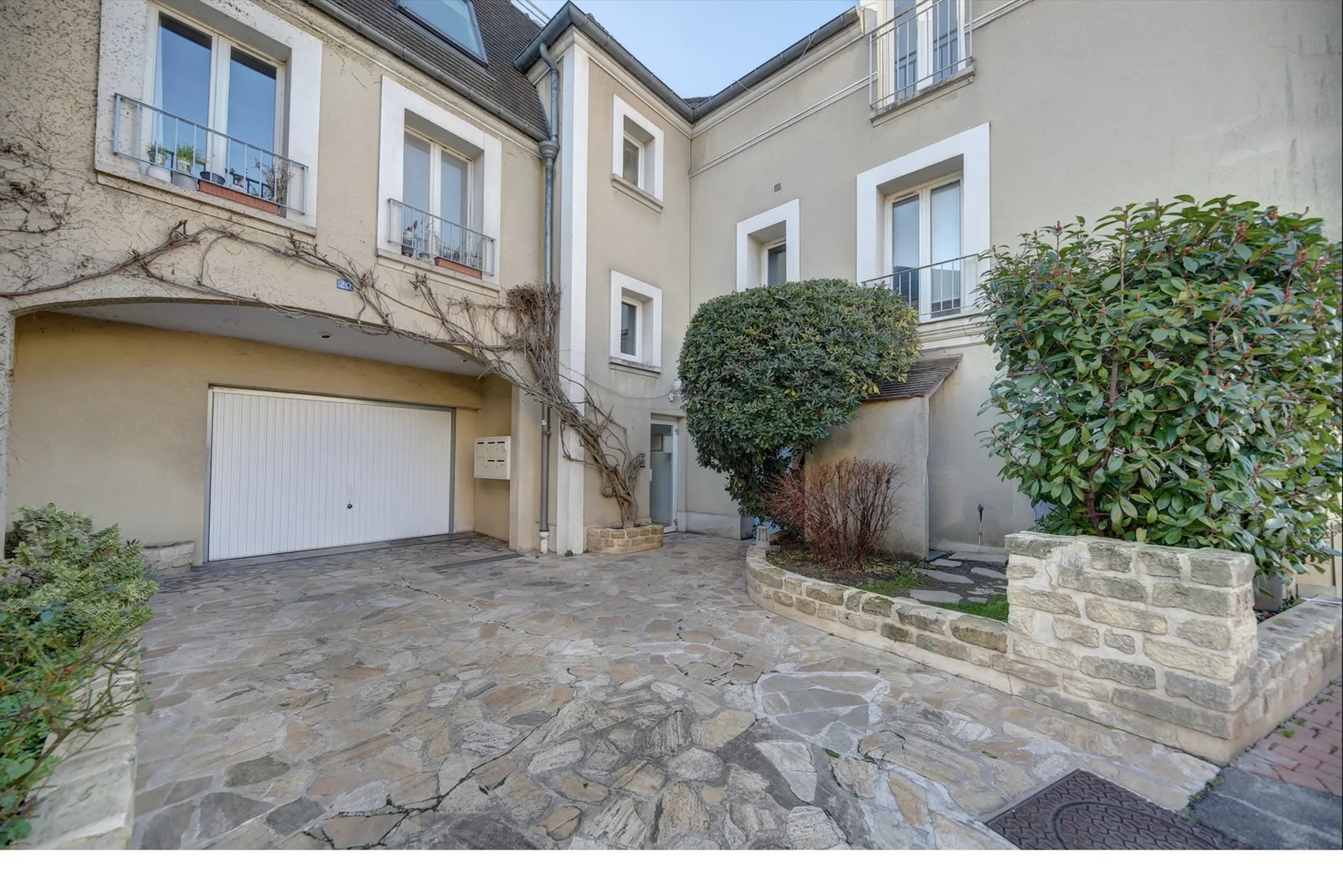 Façade duplex atypique avec rooftop et cheminée centrale