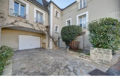 Façade duplex atypique avec rooftop et cheminée centrale