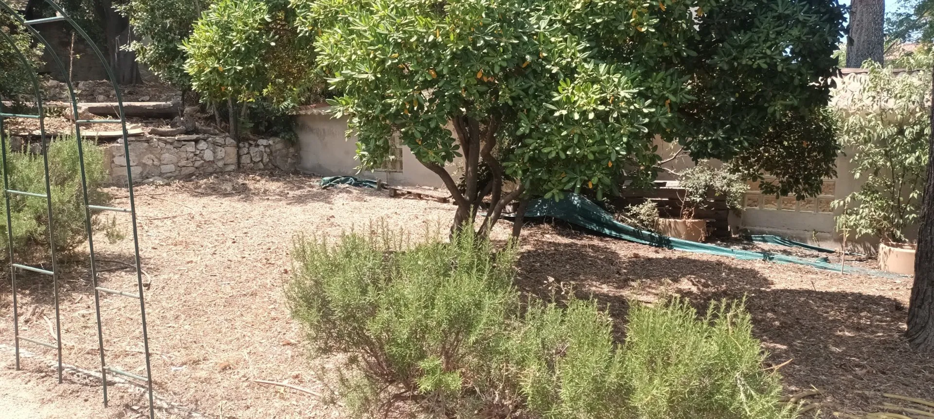 Mise en securite d un jardin dans.un centre pourenfants.