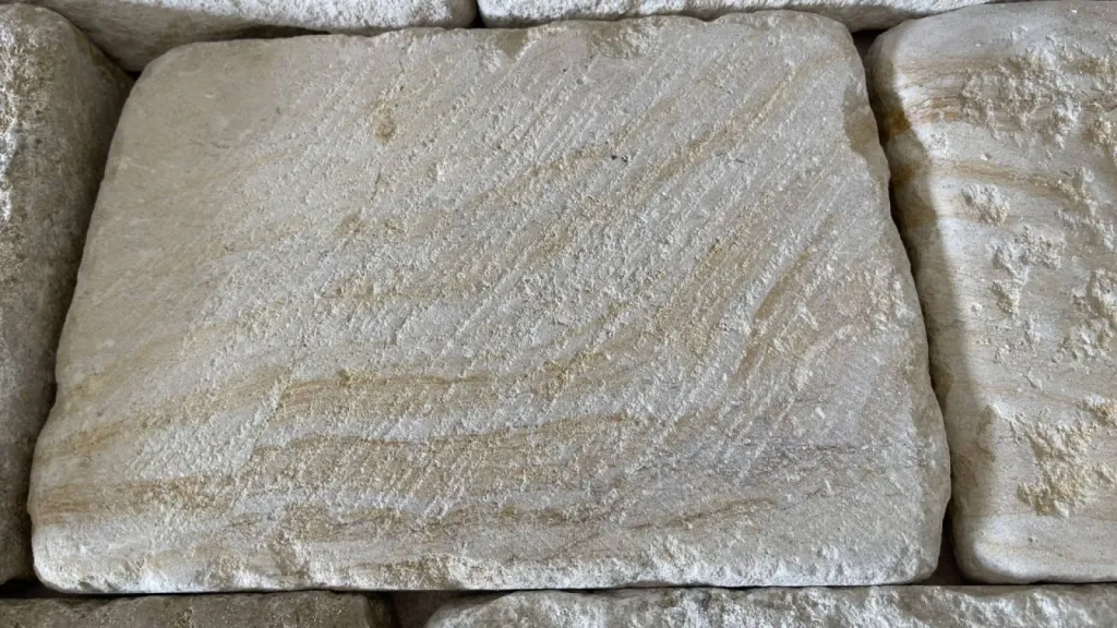 Pavé du Périgord, Pavé de Dordogne en pierre naturelle antique livraison Bordeaux et village Provence