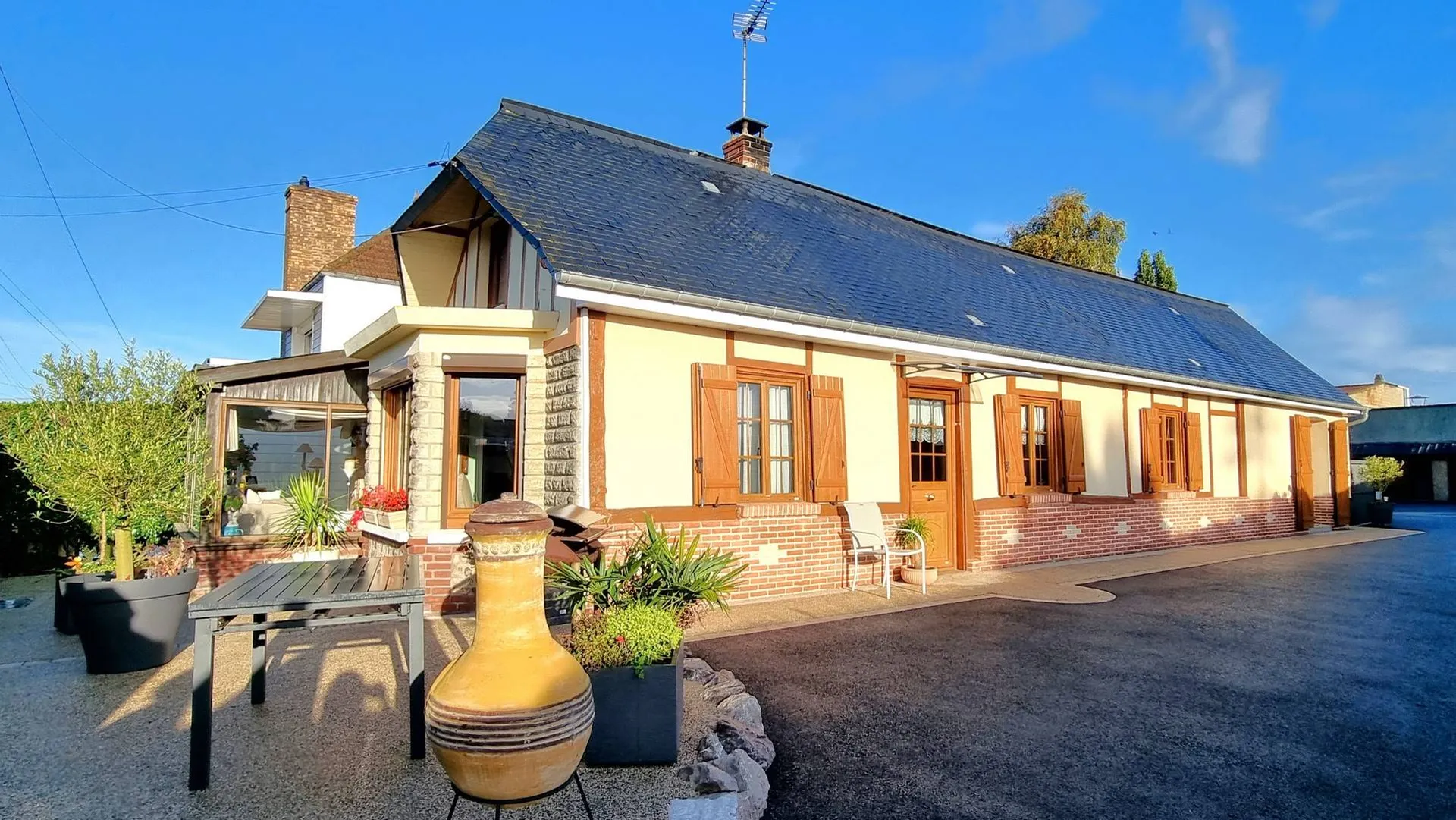 A vendre, belle longère avec gîte indépendant de 170 m², 4 chambres, située à 20 minutes de Dieppe 76200.