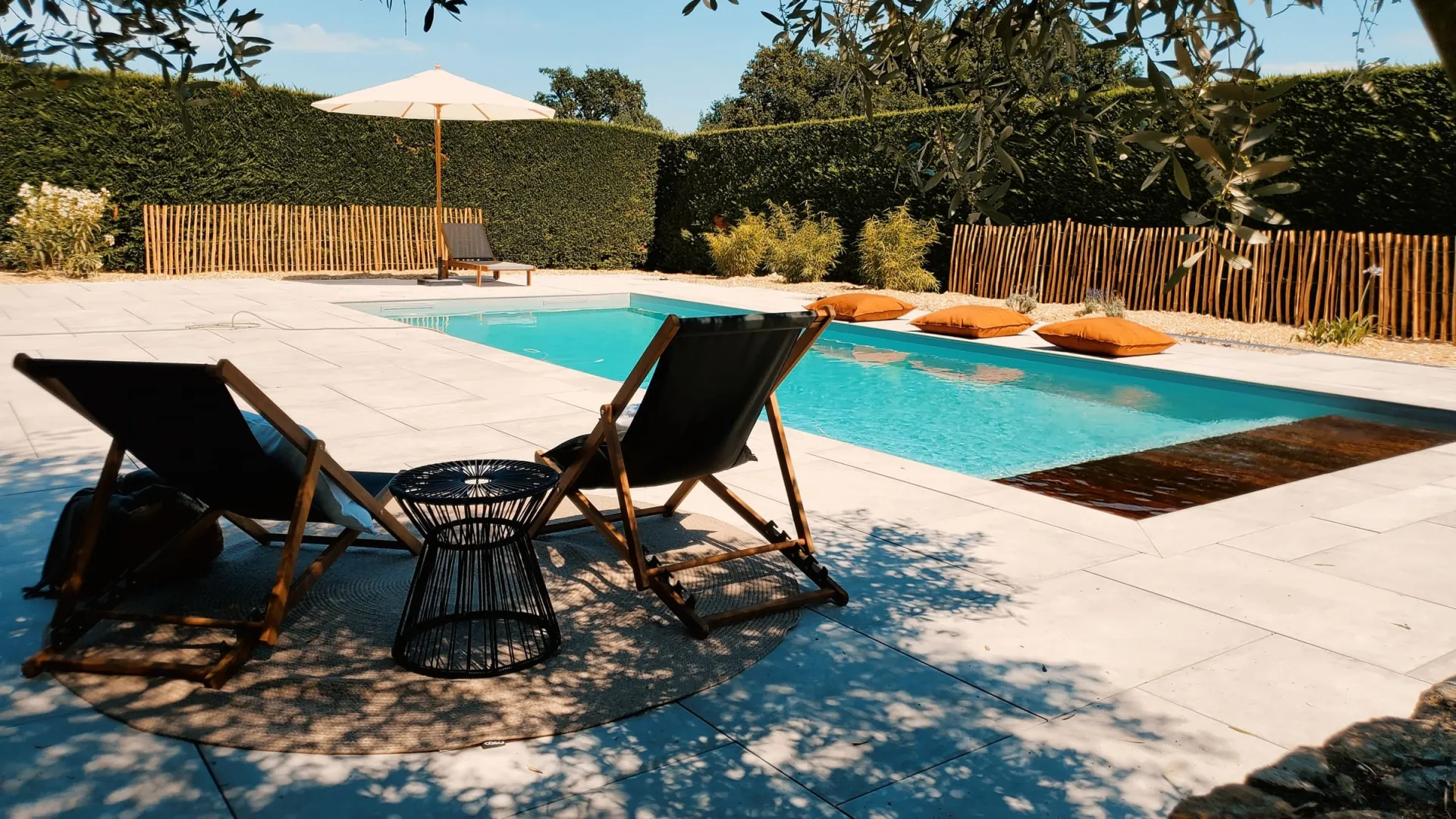 Piscine traditionnelle sur mesure sur devis gratuit avec alohapiscines.com avec plus de 15 ans d'expérience