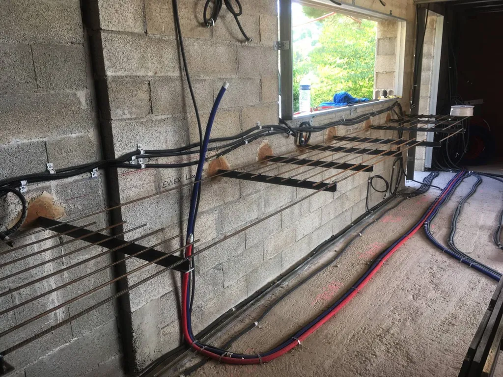 Réalisation d'un plan de travail en béton lissé d'une cuisine à Salon de Provence - armature métallique
