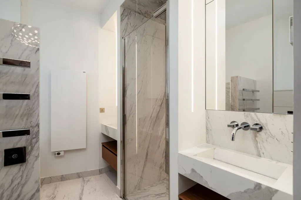 5 Pièces + Balcon + 3 Chambre + chambre de service 75008