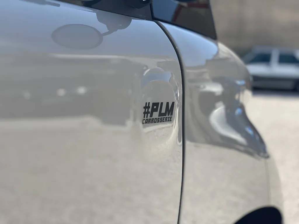 Personnalisation de voiture électrique Citroën AMI avec covering sur mesure à Marseille – Carrosserie spécialisée dans véhicules urbains à Aubagne et alentours